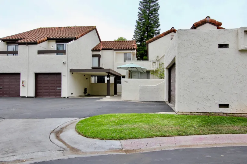 A BEAUTIFUL BIG VILLA AND A NICE GARDEN AND IT LOOK LIKE A HUGE ONE FOR SO MANY PERSONS