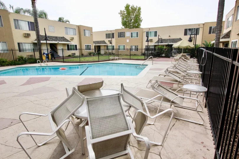 Beautiful Condos in Madison Ave, with pool and pool area
