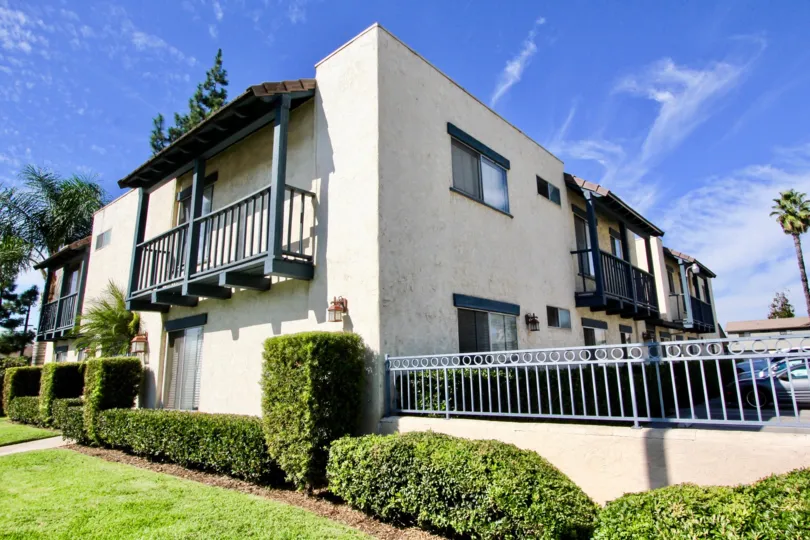 Apartment looking building with great lanscaping in Community meadowridge.