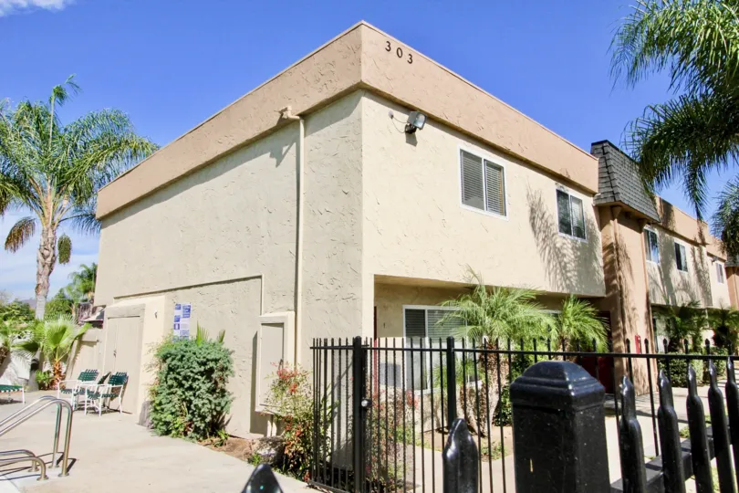 A nice apartment complex with pool in El Cajon, California