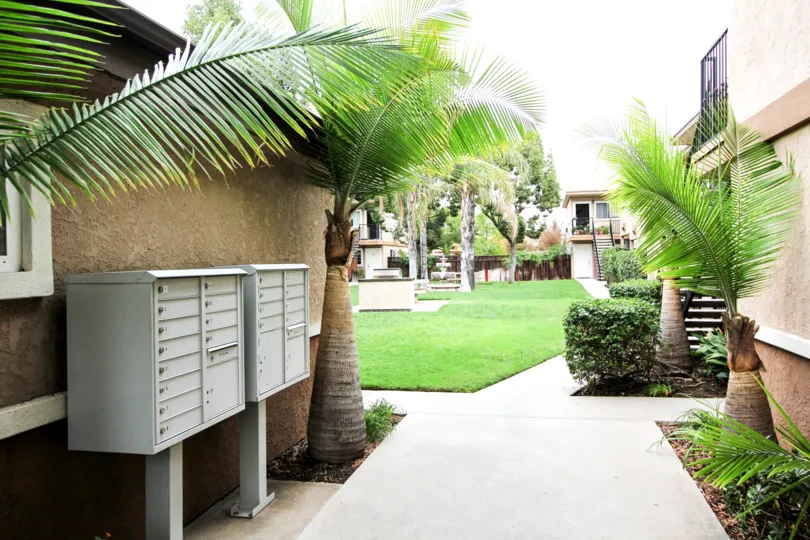 A BEAUTIFUL BIG VILLA AND A NICE GARDEN AND IT LOOK LIKE A HUGE ONE FOR SO MANY PERSONS