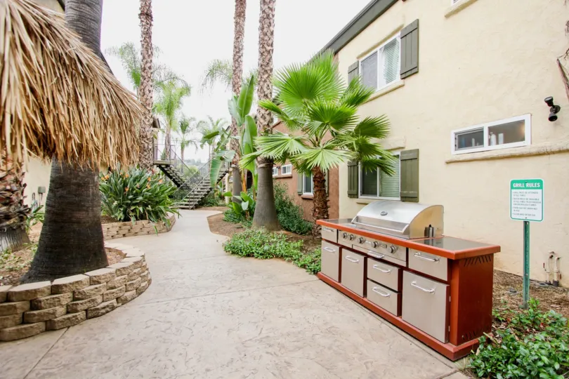 A cloudy day in the Oasis Palms with a grate space of backyard with barbie*que