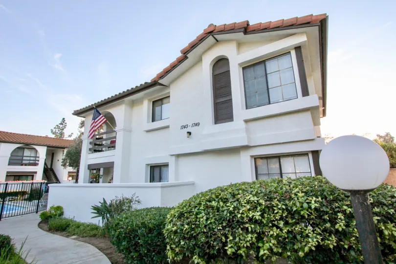 A BEAUTIFUL BIG VILLA AND HAVING A NICE WINDOWS LOT OF TRESS
