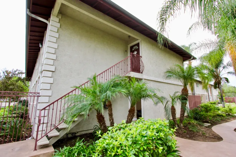 A BEAUTIFUL BIG VILLA AND A NICE TRESS AND IT LOOK LIKE A HUGE ONE FOR SO MANY PERSONS