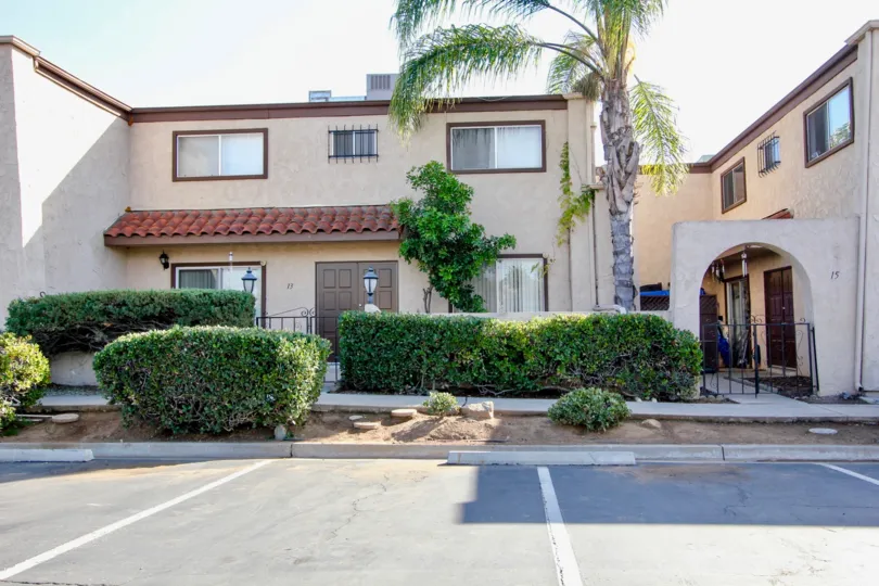 The sunny entrance of Park Lane with its courtyard and palm trees in El Cajon.