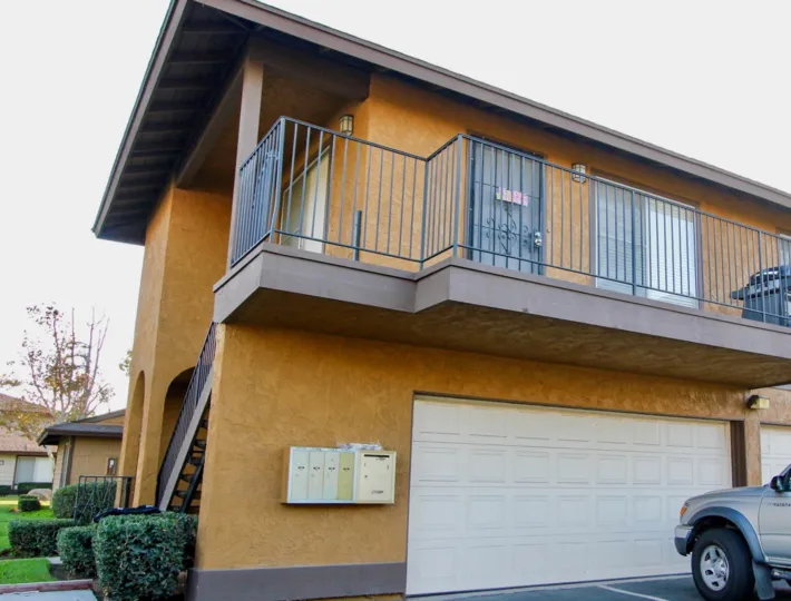 BEAUTIFUL AND ATTRACTIVE LOOKING HOUSE AND BEAUTIFUL GARDEN WITH CLEAN WAY