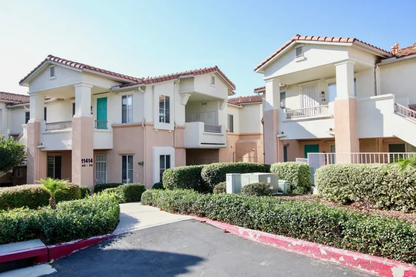 Crossroad path of Remington villas in royal style with garden.