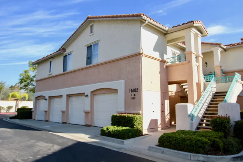 BEAUTIFUL AND ATTRACTIVE LOOKING HOUSE AND BEAUTIFUL GARDEN WITH CLEAN WAY