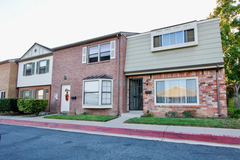A beautiful house in Royal gardens with big windows at El Cajon