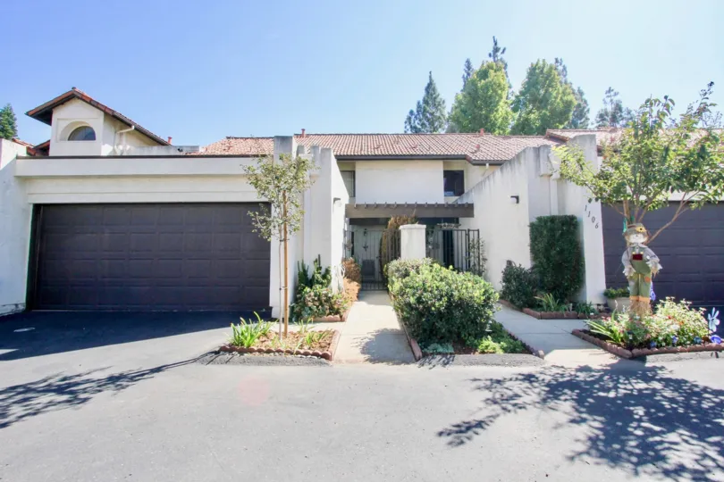 small and beautiful most attractive house with beautiful tree with comfortable climate visit with family in weekend