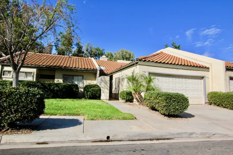 A bungalow with garage and smal yard to the front in Sunny Shadows, El Cajon