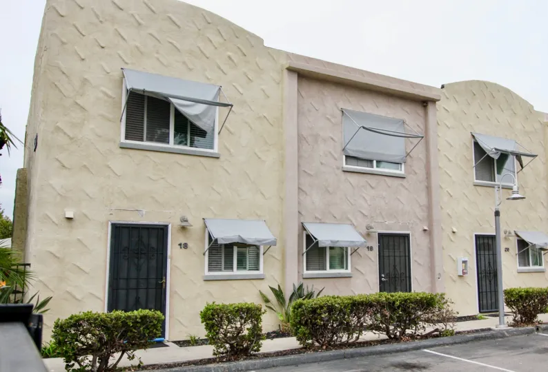 A BEAUTIFUL BIG VILLA AND A NICE TRESS AND IT LOOK LIKE A HUGE ONE FOR SO MANY PERSONS