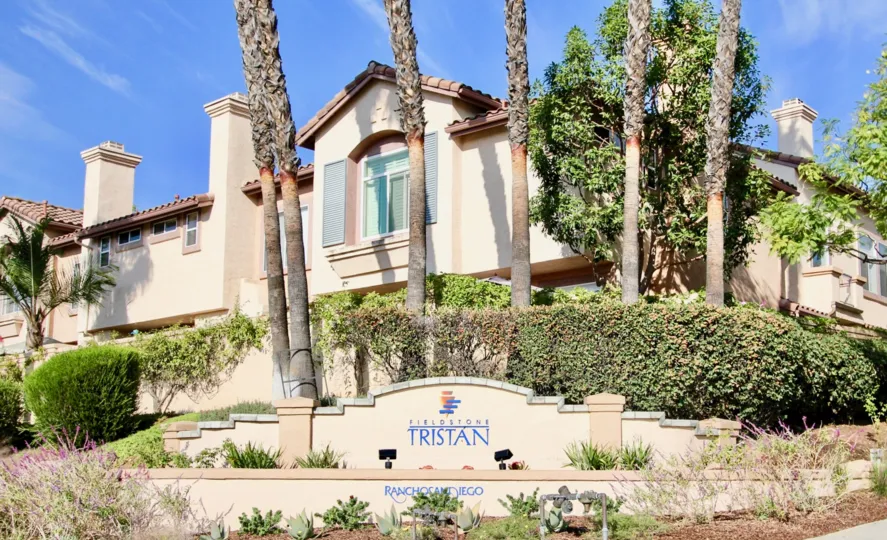 A BEAUTIFUL BIG VILLA AND A NICE TRESS AND IT LOOK LIKE A HUGE ONE FOR SO MANY PERSONS