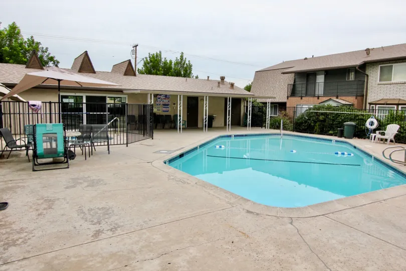 In Villa Del Rhine, should has swimming pool and chairs