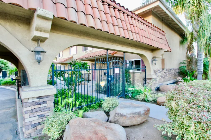 SMALL AND BEAUTIFUL HOUSE WITH GARDEN AND COMFORTABLE CLIMATE VISIT WITH FAMILY IN WEEKEND