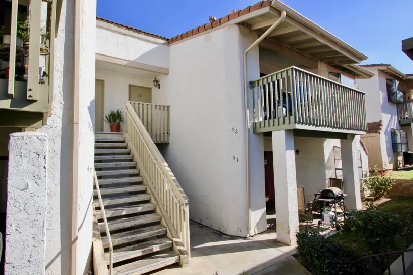 An white apartment building and it stairs in Bernardo Hills in a sunny, cloudless day