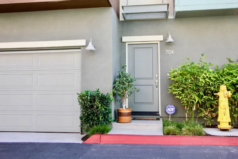 Form follows function in this elegantly up-to-date Escondido community. Experience the best of the Bauhaus at City Square.