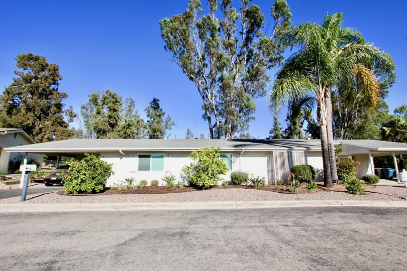 Fairway Parkmost attractive and nice color in this bungalow long aerie and beautiful garden with parking