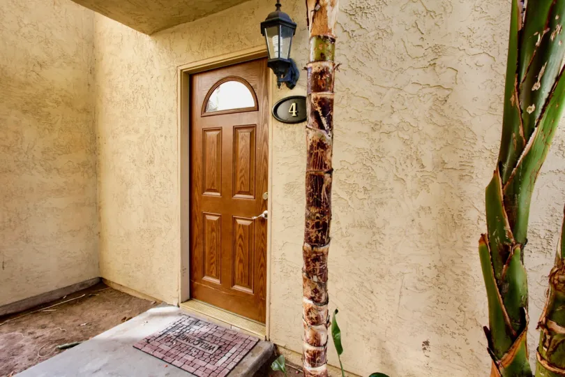 A gorgeously decorated stucco foyer at Hampton Place in beautiful Escondido