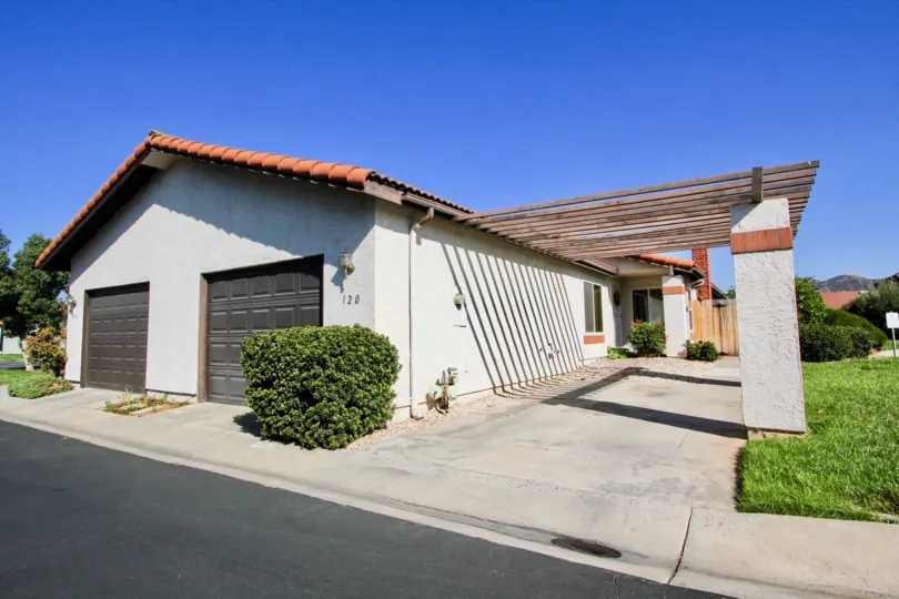 Heather Glen IN Escondido ATTRACTIVE HOUSE BEAUTIFUL LAWN CLEAN WAY COMFORTABLE STAYING PLACE COME AND ENJOY