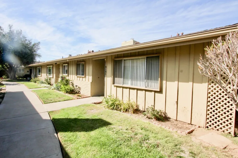 front walkway view of holiday gardens complex in escondido california