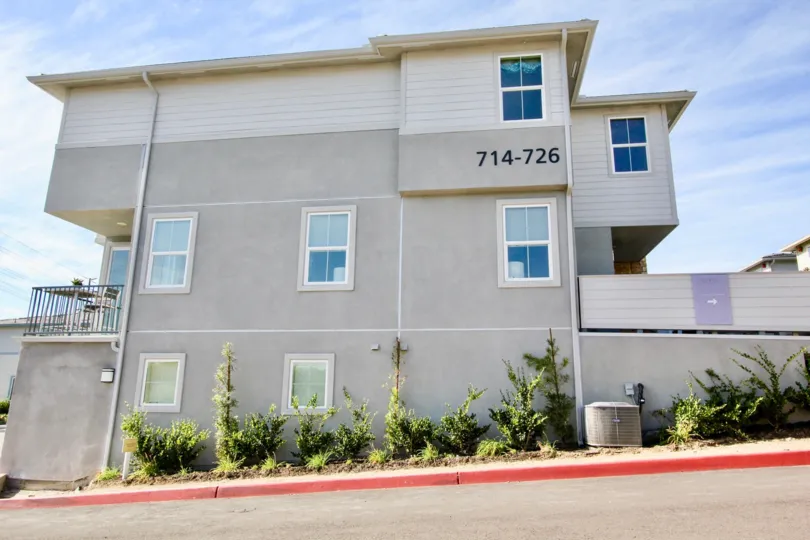 THE APT. 714-726 IN THE LEVEL FIFTEEN TOWNHOME WITH THE [ATHWAY, PLANTS