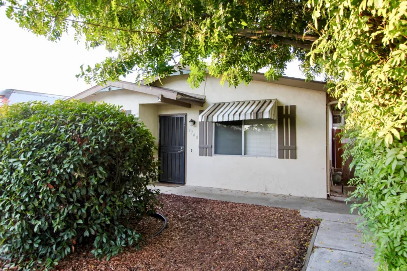 Small home with large trees and plants at Rosedale Manor in Escondido California