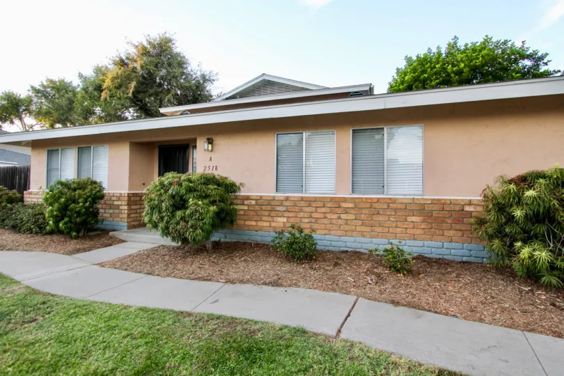 IN Escondido Shadow Mountain MOST FAMOUS AND BEAUTIFUL HOUSE WITH BEAUTIFUL TREE PEACEFUL CLIMATE VISIT WITH FAMILY