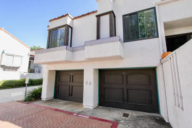 Closer loook of Sunset Woods Community Apartments, Escondido, California