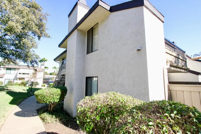Vermonth Villas, Escondido, california, Modern upbeat apartments