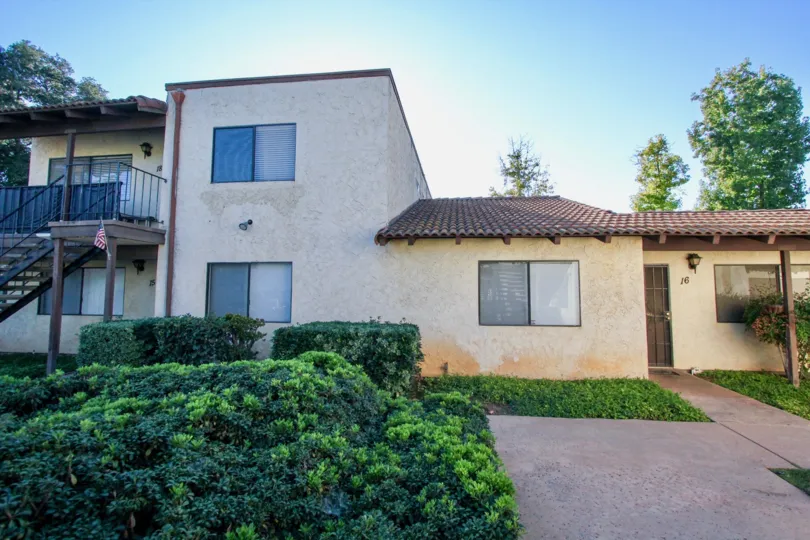 THE APARTMENT IN THE VISTA DEL MUNDO WITH THE UPSTAIRS, NATIONAL FLAG, BUSHES