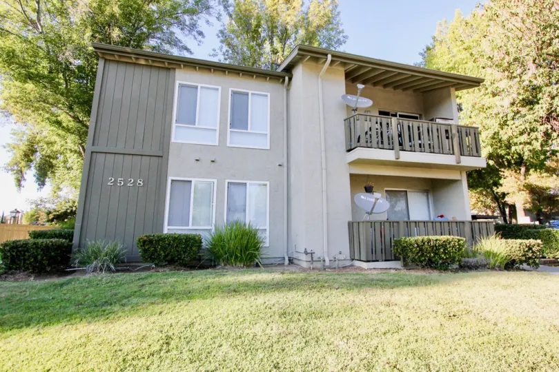 White Oak Estates  ,: Escondido , California, white building,balcony