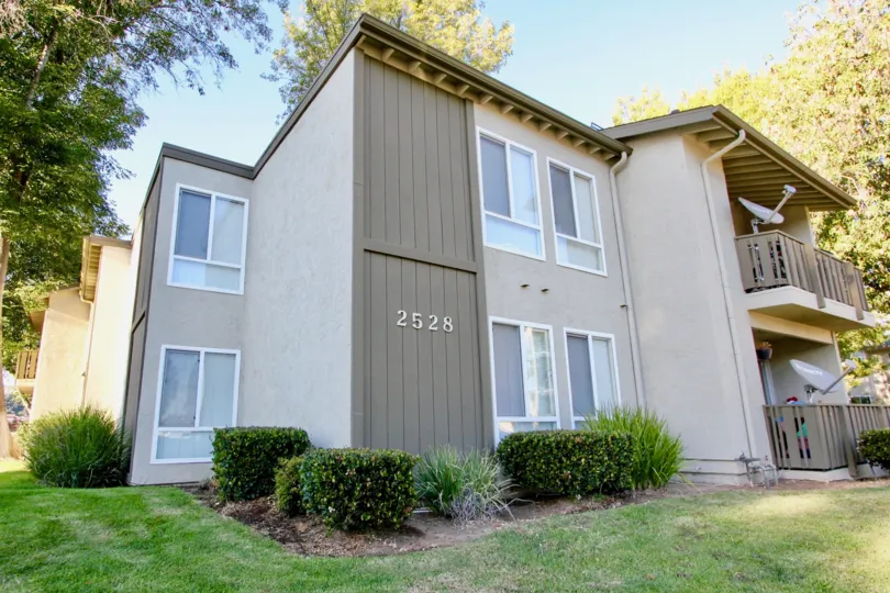 A multi-unit complex with dish satellite capabilities at White Oak Estates.