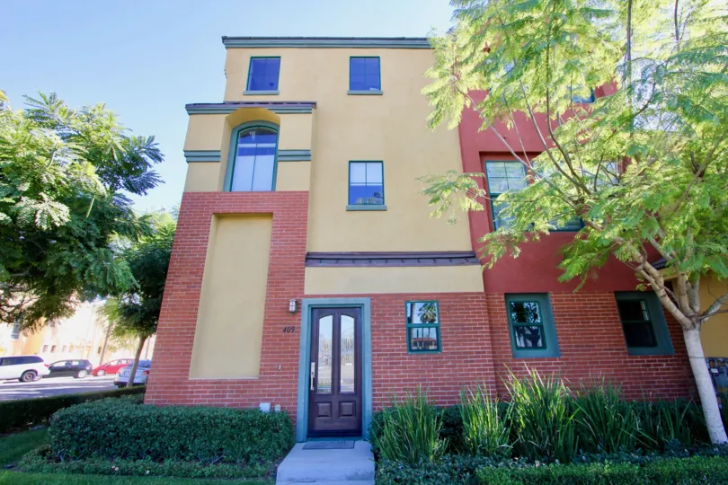 A BEAUTIFUL HOUSE WITH THE CONTRAST OF RED & CREAM COLOUR & WITH GREEN AREA
