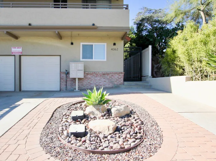 THE 4062 APARTMENT IN THE 4062 GEORGIA WITH THE ELECTRIC BOARD, STONES, ROCK