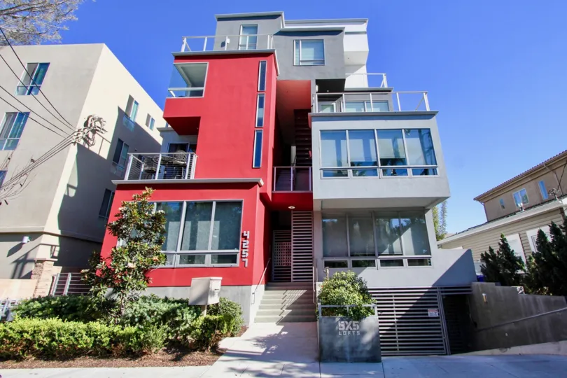 The double coloured wall of 5x5 Lofts suits well in its looks