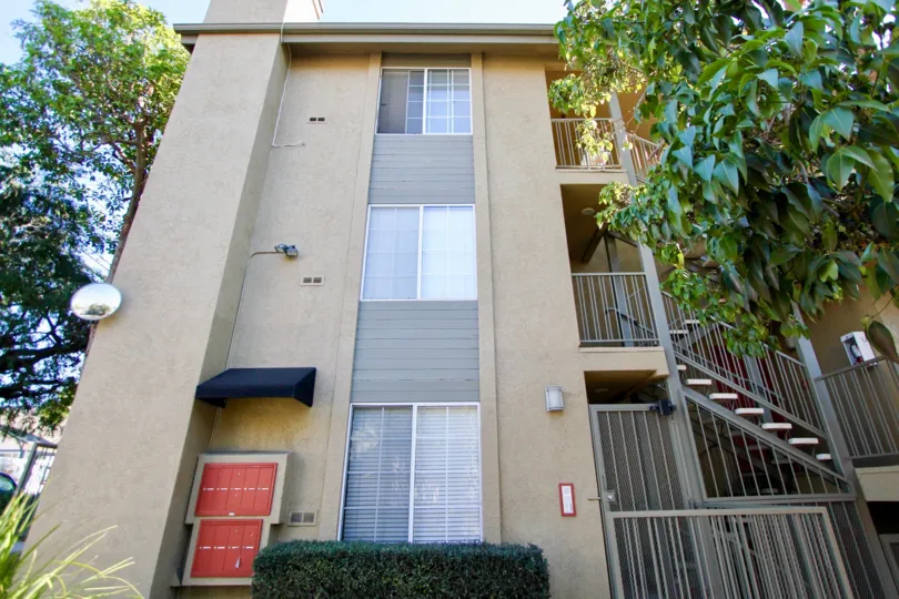 A sunny day in the 727 Robinson with residential apartment and trees.