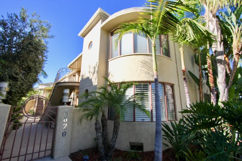 Beautiful Villa with sunshine and trees in front in Balboa Court of Hillcrest