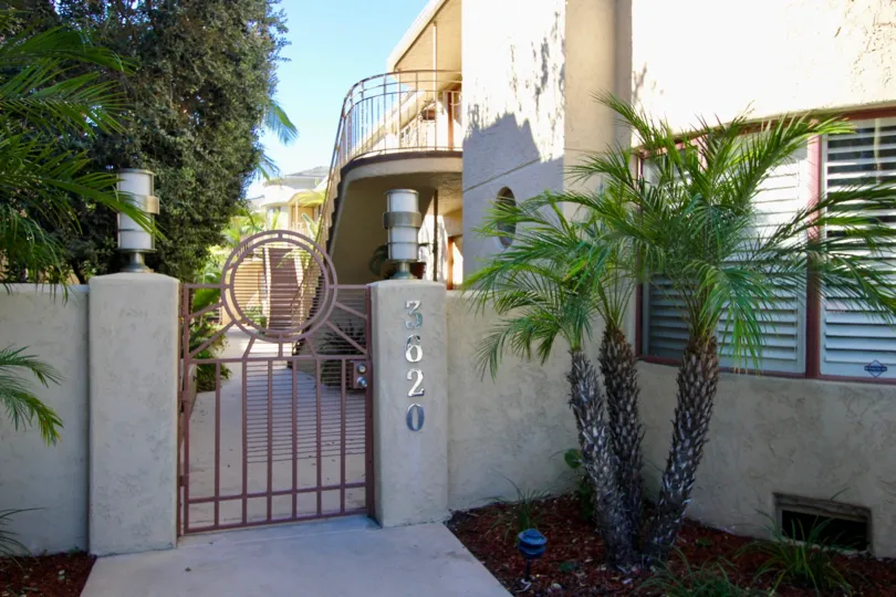 THE 3620 APARTMENT IN THE BALBOA COURT WITH THE PLANTS, UPSTAIRS, TREES
