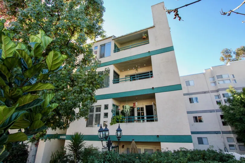 Apartment in Bankers Hill Place has three floors and with light lamps