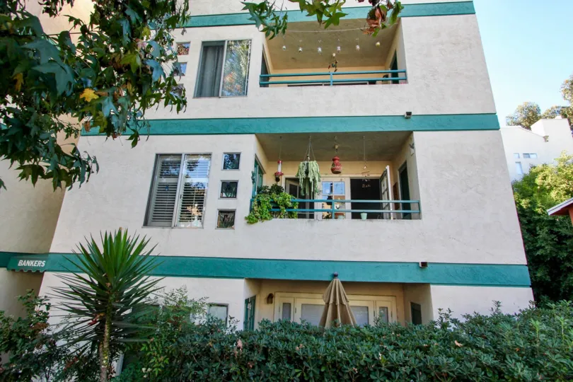 A sunny day in the Bankers Hill Place with residential building and trees.