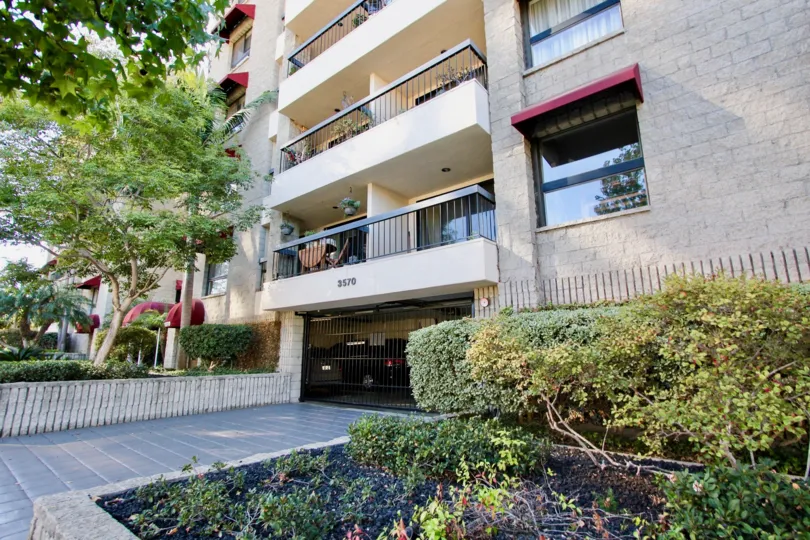 THE 3570 HOUSE IN THE BANKERS HILL TOWERS WITH THE BALCONIS, TREES, PLANTS, CAR PARKING