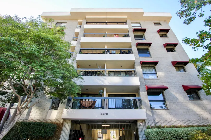 Apartment in Bankers Hill Towers has five Floors with bushes and trees