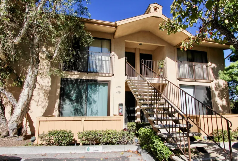 Bright sunshine day with upstairs in a villa with garden and trees in Canyon Woods of Hillcrest