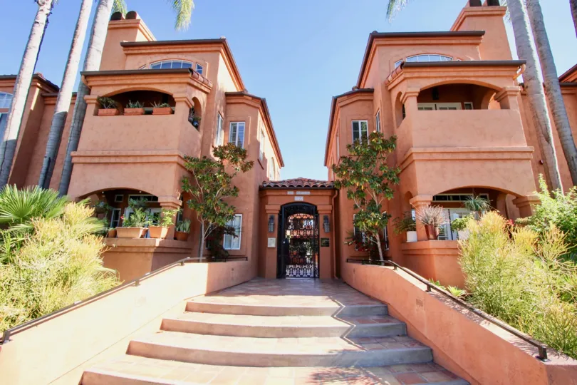 A ranch-style townhouse with terracotta motif in the Casa Barcelona neighborhood.