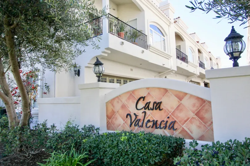 A sunny day in the Casa Valencia with residential building and trees.