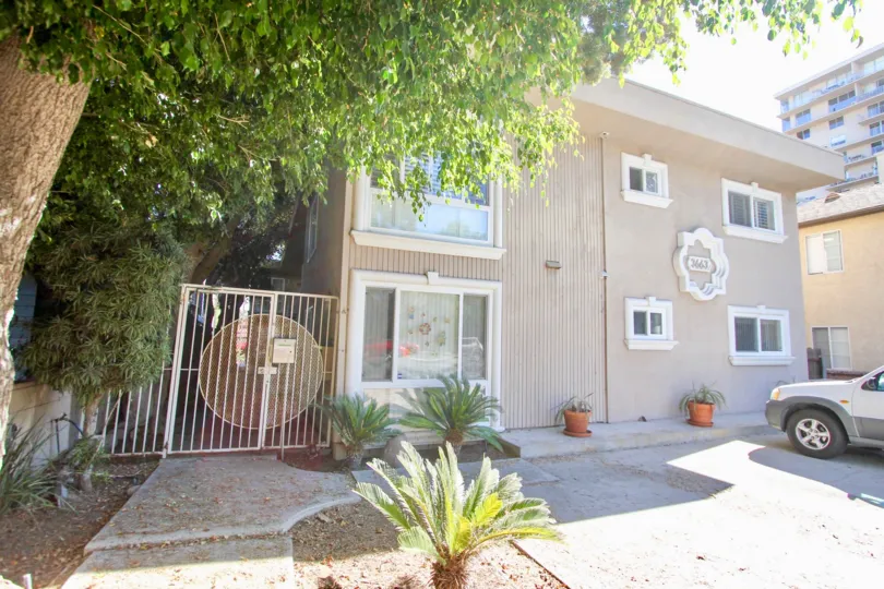 Sunny day in Eight on 7th with a House and trees around with car parking of Hiilcrest area