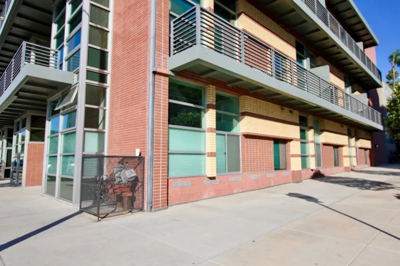 THE BUILDING IN THE FIFTH AVENUE LOFTS WITH THE BALCONIS, EMPTY SPACE