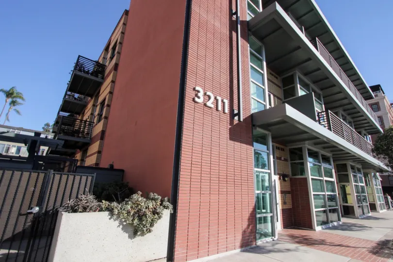THE 3222 APARTMENT IN THE FIFTH AVENUE LOFTS WITH THE BALCONIS, PLANTS