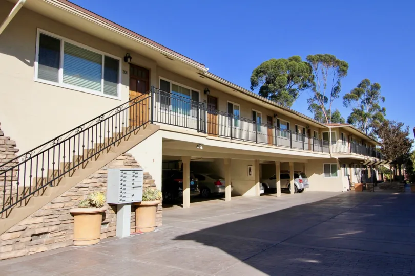 A two-storey apartment with ground-level parking and wooden floors in the Hillcrest 19 neighborhood.